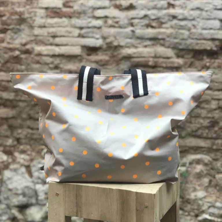 Bolsa de playa de resinado beige con topos naranja flúor