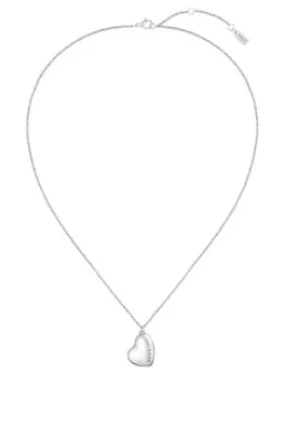 Collar plateado con detalle de la marca en el colgante con forma de corazón